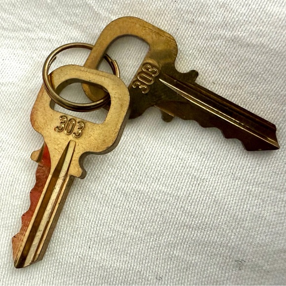 👑✅PRICE FIRM✅ Authentic Louis Vuitton keys for lock #303 - Picture 7 of 11